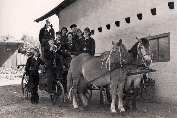 feuerwehr-mannschaft-kutsche-haus